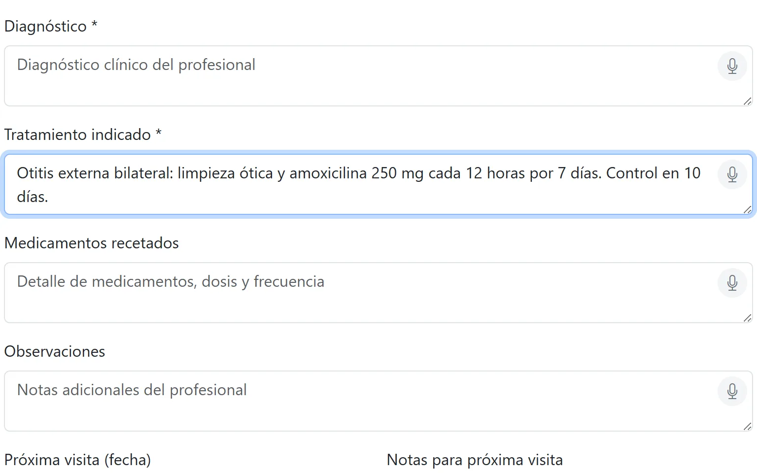 Registro de una consulta en la ficha: el tratamiento escrito y un micrófono para dictar en cada campo.